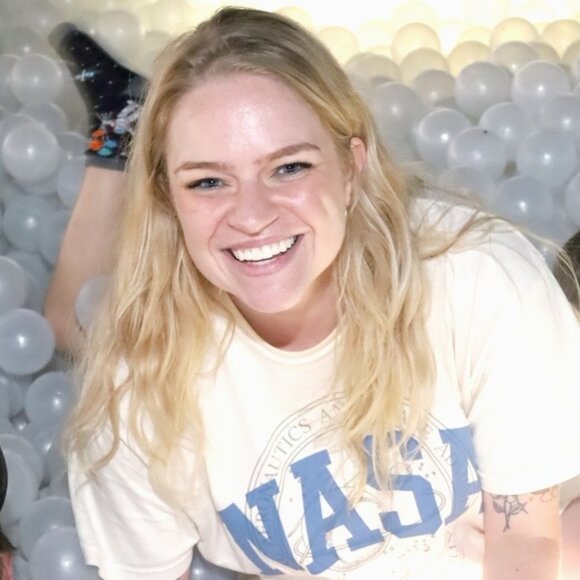 Meet your Posher, Jan - Picture 3 of 4